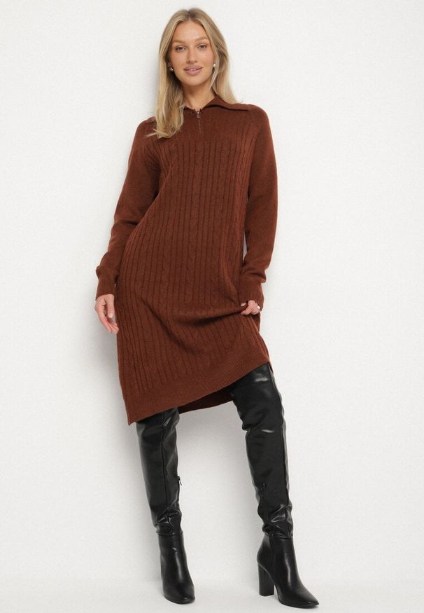 Born2be - Brązowa Sweterkowa Sukienka z Bawełną i Wełną Ozdobiona Kołnierzykiem Otiva. Okazja: na co dzień. Kolor: brązowy. Materiał: wełna, bawełna. Wzór: aplikacja. Typ sukienki: proste. Styl: casual