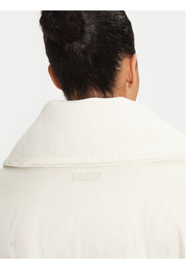 Calvin Klein Płaszcz zimowy K20K207721 Biały Regular Fit. Kolor: biały. Materiał: syntetyk. Sezon: zima