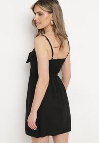 Born2be - Czarna Sukienka Unneeded. Okazja: na randkę, na imprezę. Kolor: czarny. Długość rękawa: na ramiączkach. Wzór: aplikacja. Typ sukienki: rozkloszowane. Styl: wakacyjny. Długość: mini #6