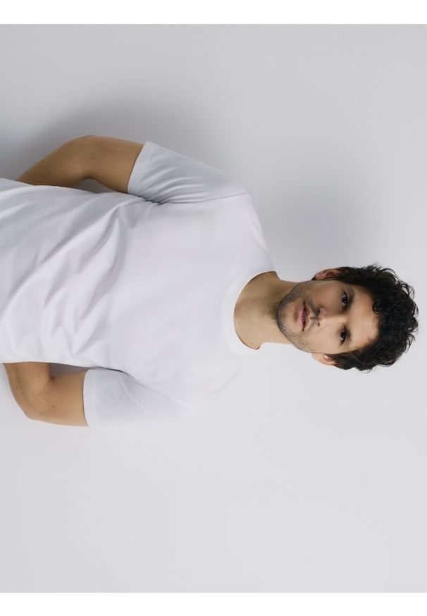 Reserved - Bawełniany t-shirt regular - biały. Kolor: biały. Materiał: bawełna