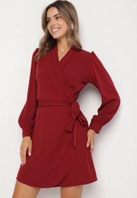 Born2be - Bordowa Kopertowa Sukienka Ozdobiona Paskiem Nalimera. Kolor: czerwony. Wzór: aplikacja. Typ sukienki: kopertowe. Styl: klasyczny, elegancki