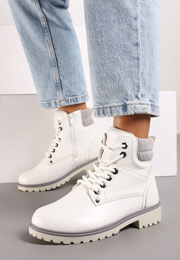 Born2be - Białe Płaskie Klasyczne Traperki ze Sznurowaniem Lobanne. Kolor: biały. Materiał: wełna, jeans. Sezon: jesień, zima. Styl: klasyczny