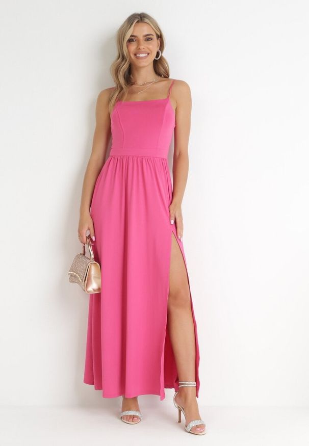 Born2be - Fuksjowa Sukienka Maxi na Ramiączkach z Rozcięciem na Dole i Kwadratowym Dekoltem Jacklyn. Typ kołnierza: dekolt kwadratowy. Kolor: różowy. Długość rękawa: na ramiączkach. Sezon: wiosna, lato. Długość: maxi