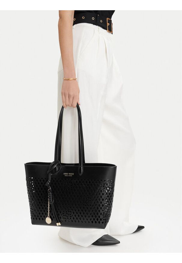 Nine West Torebka CEO-Bleeker Petal-LDA8699A Czarny. Kolor: czarny. Materiał: skórzane