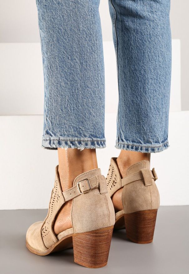 Born2be - Beżowe Botki Kowbojki Vices na Obcasie z Ażurową Cholewką i Wycięciem Dorfedi. Okazja: na co dzień. Kolor: beżowy. Materiał: jeans. Szerokość cholewki: normalna. Wzór: ażurowy. Obcas: na obcasie. Styl: elegancki, casual. Wysokość obcasa: średni