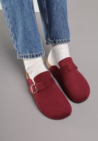 Renee - Bordowe Klapki Ozdobione Klamrą na Pasku Zelevelis. Okazja: na co dzień. Kolor: czerwony. Materiał: jeans. Wzór: aplikacja. Obcas: na obcasie. Styl: elegancki, casual. Wysokość obcasa: niski #6