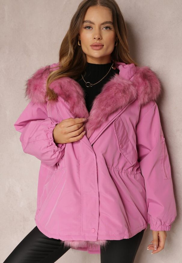 Renee - Różowa Kurtka Parka Oversize z Futerkiem Horelle. Kolor: różowy. Materiał: futro. Długość rękawa: długi rękaw. Długość: długie. Wzór: aplikacja, gładki, jednolity. Sezon: zima, jesień. Styl: klasyczny