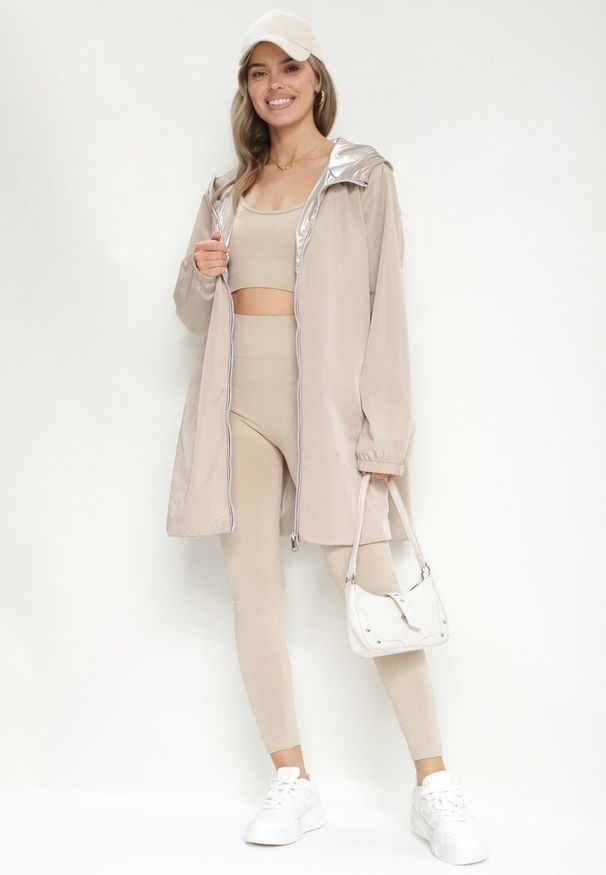 Born2be - Beżowa Przejściowa Kurtka Dwustronna z Kapturem i Metalicznym Połyskiem Tashta. Typ kołnierza: kaptur. Kolekcja: plus size. Kolor: beżowy