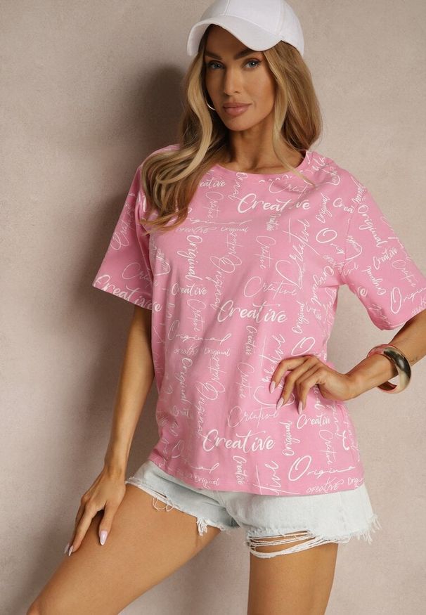 Renee - Różowy Bawełniany T-shirt o Kroju Oversize z Ozdobnym Nadrukiem Aveneli. Okazja: na co dzień. Kolor: różowy. Materiał: bawełna. Wzór: nadruk. Styl: elegancki, casual