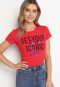 Born2be - Czerwony Bawełniany T-shirt z Ozdobnym Napisem i Cekinami Oriella. Okazja: do pracy. Kolor: czerwony. Materiał: bawełna. Wzór: napisy #5