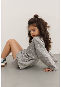 Marsala - MINI bluza typu oversize z printem w kwiaty w kolorze GREY PRINT - POPPY-116-122 (6-7). Kolor: szary. Materiał: bawełna, dresówka, poliester, dzianina. Wzór: nadruk, kwiaty