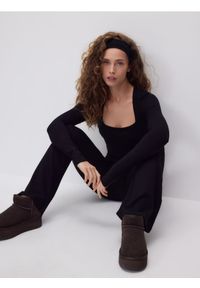 Reserved - Longsleeve z wiskozą - czarny. Kolor: czarny. Materiał: wiskoza. Długość rękawa: długi rękaw #1