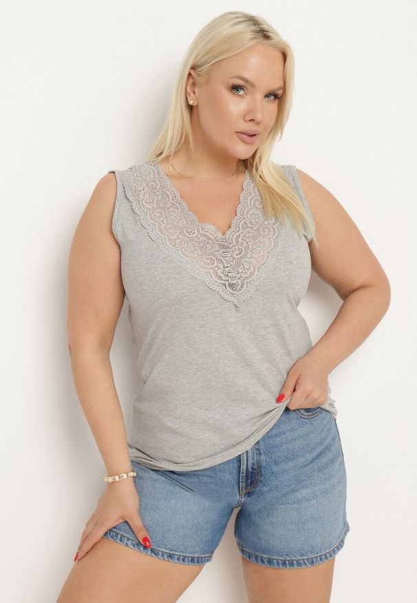 Born2be - Szary Bawełniany Top Koszulka bez Rękawów z Haftem przy Dekolcie Testa. Okazja: na co dzień. Typ kołnierza: golf. Kolekcja: plus size. Kolor: szary. Materiał: bawełna. Długość rękawa: bez rękawów. Wzór: haft. Styl: wizytowy, casual, elegancki