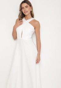 Born2be - Biała Rozkloszowana Sukienka z Wiskozą i Dekoltem Typu Halter Dolienna. Typ kołnierza: dekolt halter. Kolor: biały. Materiał: wiskoza. Typ sukienki: rozkloszowane. Styl: elegancki #7