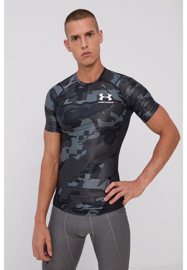 Under Armour - T-shirt. Kolor: czarny. Materiał: dzianina. Wzór: nadruk