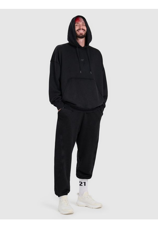 4f - 4F Bluza dresowa oversize nierozpinana z kapturem męska 4F x Tomasz Fornal - szara L. Okazja: na co dzień. Typ kołnierza: kaptur. Kolor: szary. Materiał: dresówka. Wzór: aplikacja. Styl: casual, sportowy