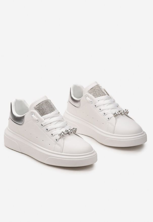 Renee - Biało-Srebrne Sneakersy z Cyrkoniami na Języku i Odpinaną Biżuteryjną Aplikacją na Sznurówkach Coletti. Kolor: biały. Wzór: aplikacja