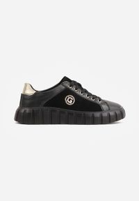 Born2be - Czarno-Złote Sneakersy ze Skóry Naturalnej na Niskiej Platformie z Metalowymi Akcentami Rilmi. Okazja: na co dzień. Kolor: czarny. Materiał: skóra. Obcas: na platformie #7