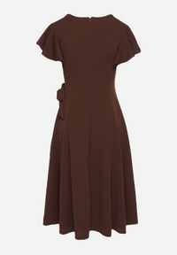 Born2be - Brązowa Rozkloszowana Sukienka Kopertowa z Wiązaniem w Talii Dannila. Kolor: brązowy. Wzór: aplikacja. Typ sukienki: kopertowe #2