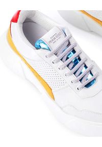 PREMIUM BASICS - Białe sneakersy ze skóry wegańskiej ISABEL. Nosek buta: okrągły. Kolor: czerwony. Materiał: zamsz, materiał. Szerokość cholewki: normalna. Wzór: aplikacja #6