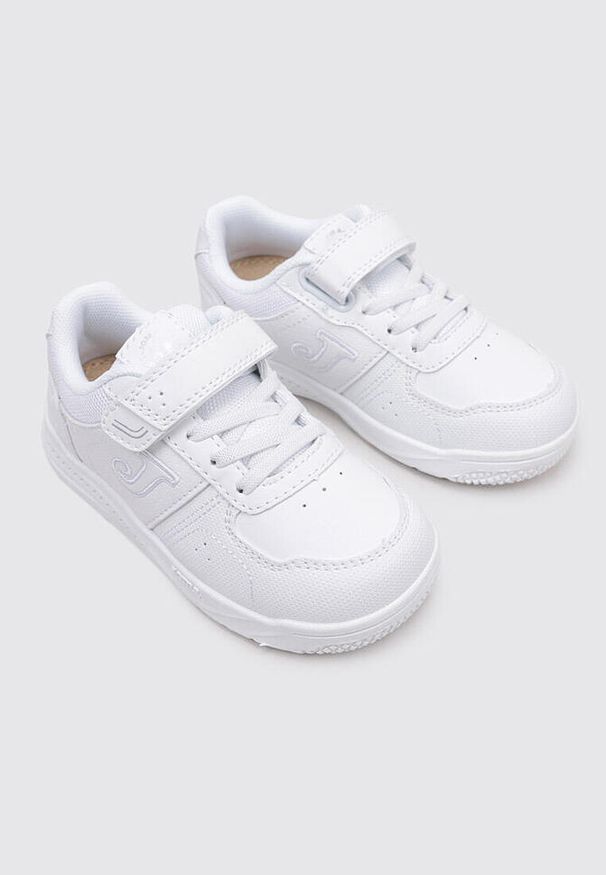 Buty do chodzenia dla dzieci Joma Harvard. Zapięcie: rzepy. Kolor: biały. Materiał: guma, materiał, skóra, syntetyk. Szerokość cholewki: normalna. Sport: turystyka piesza