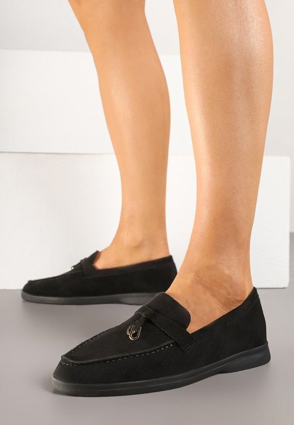 Renee - Czarne Mokasyny z Ekozamszu Zdobione Metaliczną Zawieszką Ralselia. Okazja: na co dzień, do pracy, na spotkanie biznesowe. Kolor: czarny. Wzór: aplikacja. Obcas: na obcasie. Styl: biznesowy, casual