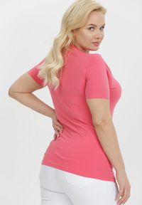 Born2be - Różowy T-shirt Akisistae. Kolekcja: plus size. Kolor: różowy. Materiał: materiał, bawełna, dzianina. Długość rękawa: krótki rękaw. Długość: krótkie #3