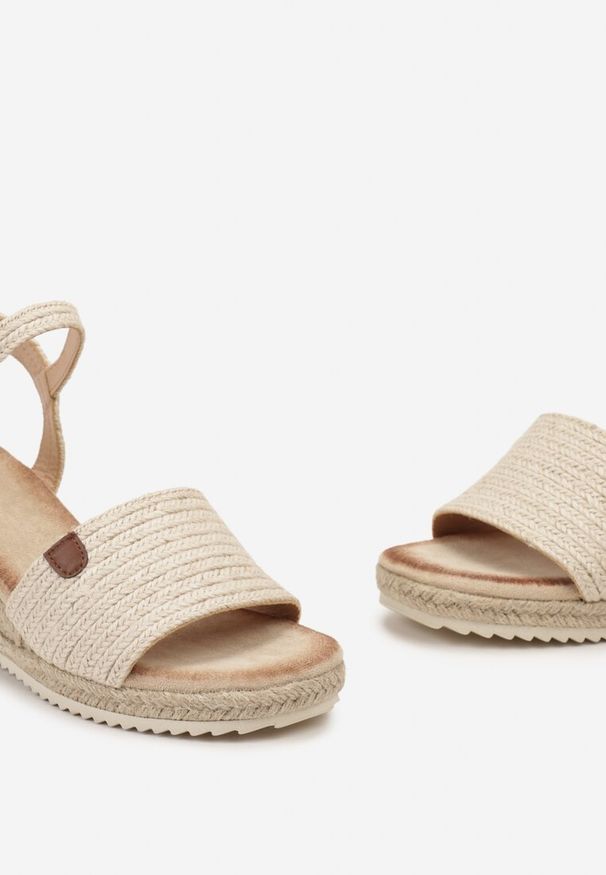 Renee - Beżowe Sandały Plecione na Koturnie z Juty Zapinane na Sprzączkę Arvila. Okazja: na co dzień, na spacer, na spotkanie biznesowe, na plażę. Zapięcie: sprzączka. Kolor: beżowy. Sezon: wiosna, lato. Obcas: na koturnie. Styl: biznesowy, klasyczny, casual, elegancki