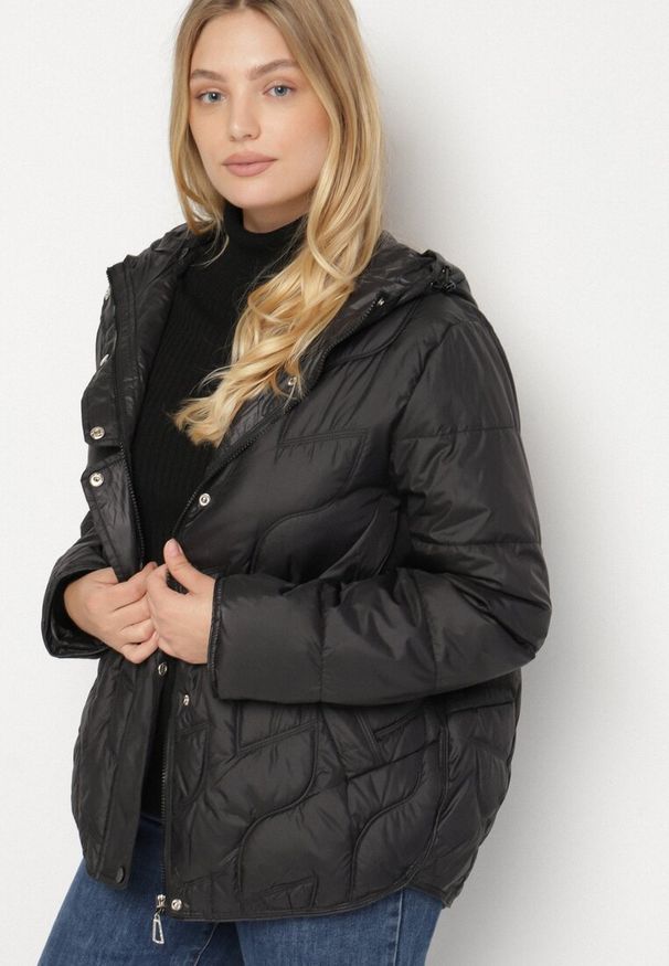 Born2be - Czarna Pikowana Kurtka Przejściowa o Klasycznym Kroju z Kapturem Tavitte. Okazja: na co dzień, na spacer. Typ kołnierza: kaptur. Kolekcja: plus size. Kolor: czarny. Materiał: poliester, jeans. Wzór: aplikacja. Styl: klasyczny