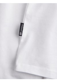 Ombre Clothing - Longsleeve męski z elastanem sygnowany z okrągłym dekoltem - biały V1 - Rozmiar: L. Kolor: biały. Materiał: elastan. Długość rękawa: długi rękaw. Wzór: gładki, jednolity. Styl: klasyczny