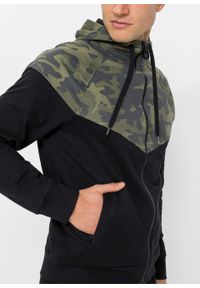 Bluza rozpinana z kapturem i wstawką w deseń moro bonprix czarno-oliwkowy moro. Typ kołnierza: kaptur. Kolor: czarny. Wzór: moro #4