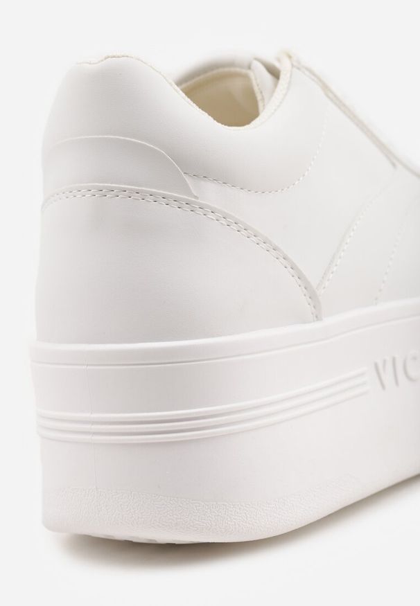 Renee - Białe Sznurowane Sneakersy Vices na Platformie z Metalicznymi Paskami Neliawen. Nosek buta: okrągły. Zapięcie: pasek. Kolor: biały. Materiał: jeans. Obcas: na platformie