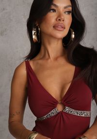 Renee - Bordowy Strój Kąpielowy z Paskiem w Geometryczny Print i Wycięciem Helania. Kolekcja: plus size. Kolor: czerwony. Wzór: geometria, nadruk #4