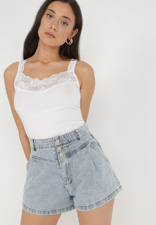 Born2be - Biały Top Bawełniany Chioniope. Okazja: na co dzień. Kolor: biały. Materiał: bawełna. Długość rękawa: na ramiączkach. Styl: casual, klasyczny