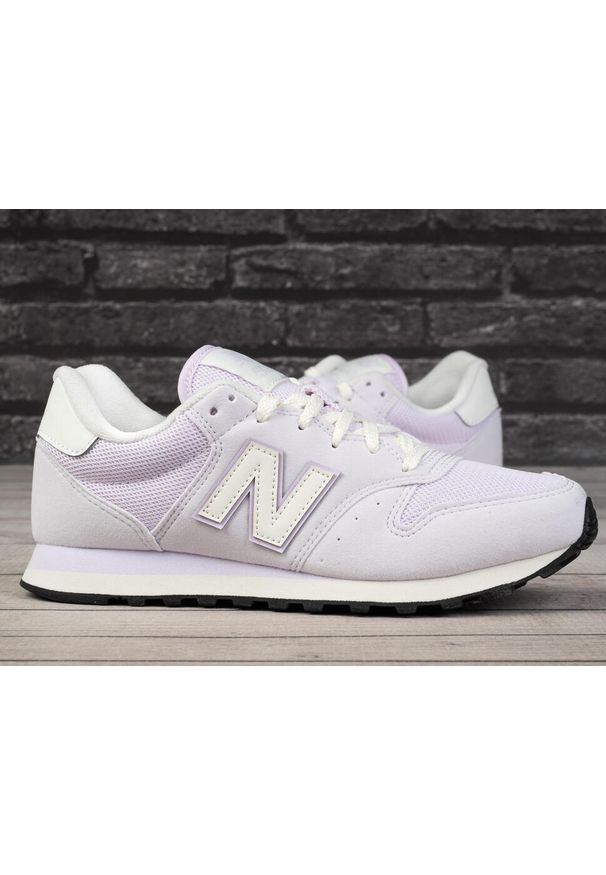 Buty damskie sportowe New Balance. Kolor: fioletowy, biały, wielokolorowy. Sport: turystyka piesza