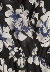 Born2be - Czarna Kopertowa Sukienka w Kwiaty z Wiązanym Paskiem i Brokatem Hilingea. Okazja: na imprezę, do pracy, na co dzień. Kolor: czarny. Wzór: kwiaty. Typ sukienki: kopertowe. Styl: casual, elegancki. Długość: midi #7