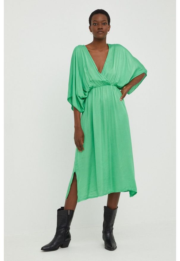 Answear Lab sukienka kolor zielony midi rozkloszowana. Kolor: zielony. Materiał: tkanina. Długość rękawa: krótki rękaw. Typ sukienki: rozkloszowane. Styl: wakacyjny. Długość: midi