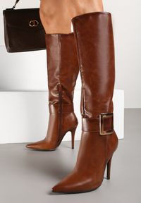 Born2be - Brązowe Kozaki na Szpilce Ozdobione Klamrą Innadora. Okazja: na co dzień. Zapięcie: klamry. Kolor: brązowy. Materiał: jeans. Wzór: aplikacja. Obcas: na szpilce. Styl: casual, elegancki #1