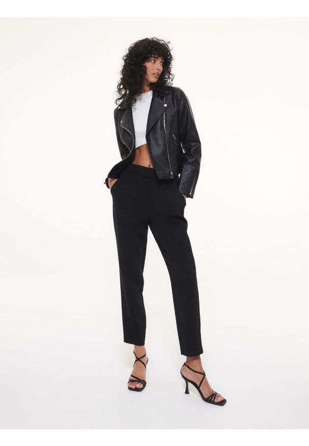 Reserved - Gładkie joggery - czarny. Kolor: czarny. Materiał: wiskoza, tkanina, poliester. Wzór: gładki