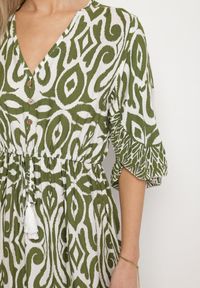 Born2be - Zielona Sukienka Bawełniana w Ornamentalny Wzór z Gumką w Talii Orrielle. Okazja: na co dzień. Typ kołnierza: dekolt w serek. Kolor: zielony. Materiał: bawełna. Typ sukienki: sportowe. Styl: casual, sportowy #2