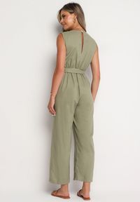 Born2be - Ciemnozielony Kopertowy Kombinezon z Bawełny z Gumką w Talii Szerokimi Nogawkami i Paskiem Hralfrea. Okazja: na co dzień. Kolor: zielony. Materiał: bawełna. Styl: elegancki, casual #6