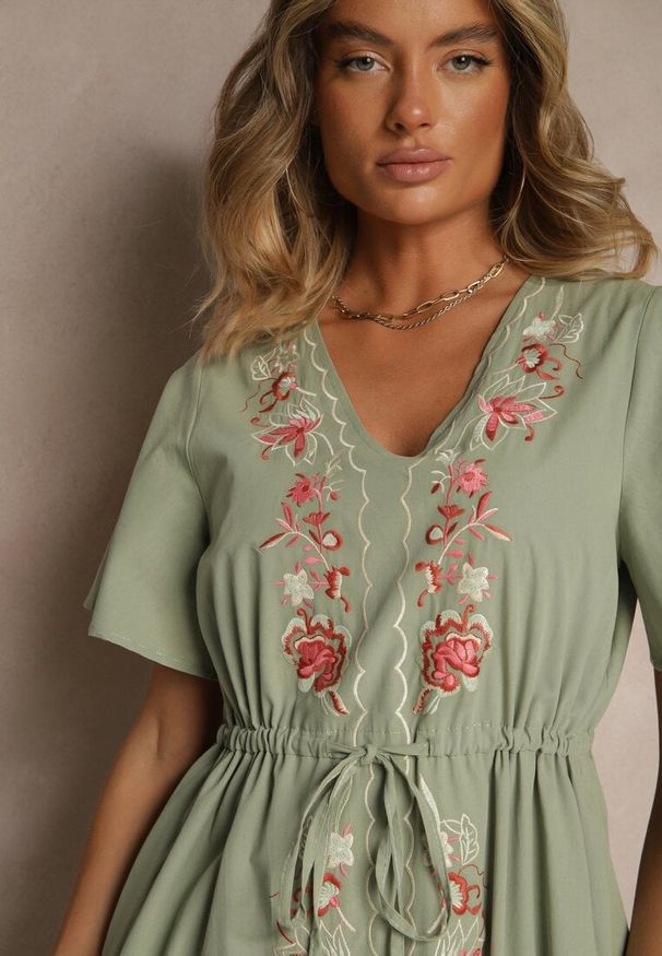Renee - Zielona Rozkloszowana Sukienka z Bawełny w Stylu Boho z Ozdobnym Haftem Sersena. Okazja: na co dzień. Typ kołnierza: dekolt w kształcie V. Kolor: zielony. Materiał: bawełna. Długość rękawa: krótki rękaw. Wzór: haft. Styl: boho