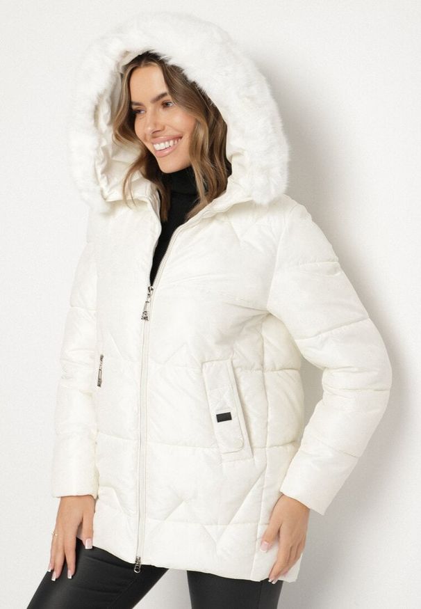 Born2be - Biała Pikowana Kurtka o Pudełkowym Kroju z Kapturem z Futerkiem Rearria. Okazja: na co dzień. Typ kołnierza: kaptur. Kolor: biały. Materiał: futro. Sezon: zima. Styl: casual, klasyczny