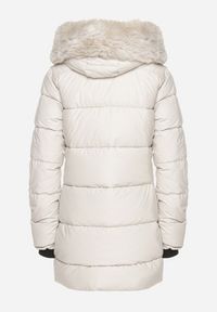 Born2be - Biała Pikowana Kurtka z Dwustronnym Suwakiem i Kapturem z Odpinanym Futrzanym Obszyciem Fenina. Okazja: na spacer. Typ kołnierza: golf. Kolor: biały. Materiał: futro. Styl: klasyczny, elegancki #7