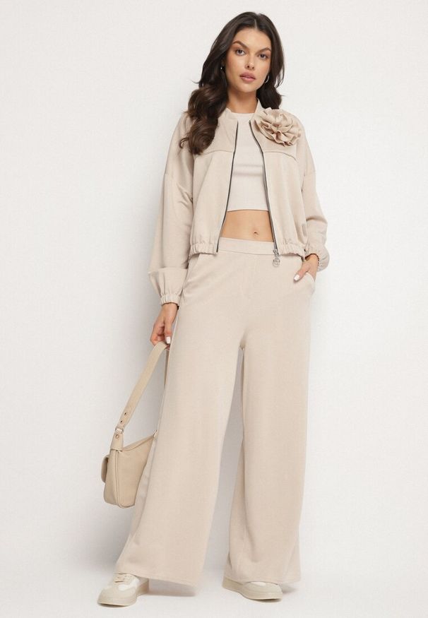 Born2be - Ciemnobeżowy Komplet Dresowy z Wiskozą Szerokie Spodnie i Bluza ze Stójką i Broszką Redasena. Kolor: beżowy. Materiał: wiskoza, dresówka