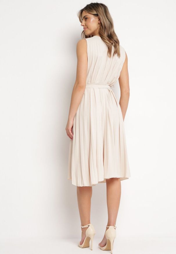 Born2be - Beżowa Rozkloszowana Sukienka Midi Plisowana z Materiałowym Paskiem Varethia. Kolor: beżowy. Materiał: materiał. Wzór: aplikacja. Długość: midi