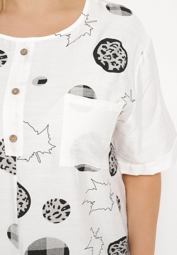 Born2be - Biała Bawełniana Bluzka z Krótkimi Rękawem Ozdobną Kieszonką Nadrukiem i Guzikami Lovenna. Okazja: na co dzień. Kolor: biały. Materiał: bawełna. Długość rękawa: krótki rękaw. Długość: krótkie. Wzór: nadruk. Styl: casual, klasyczny, elegancki