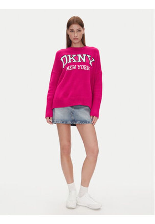 DKNY Sweter DJ4R0362 Różowy Regular Fit. Kolor: różowy. Materiał: syntetyk