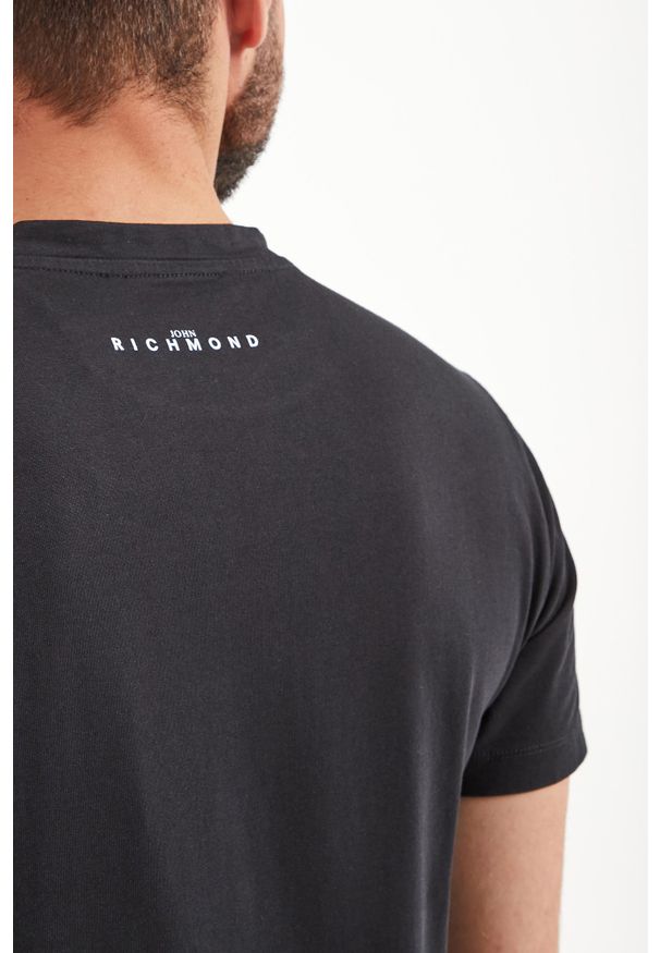 John Richmond - T-shirt Mashbrum JOHN RICHMOND. Materiał: bawełna. Wzór: nadruk, napisy. Styl: elegancki