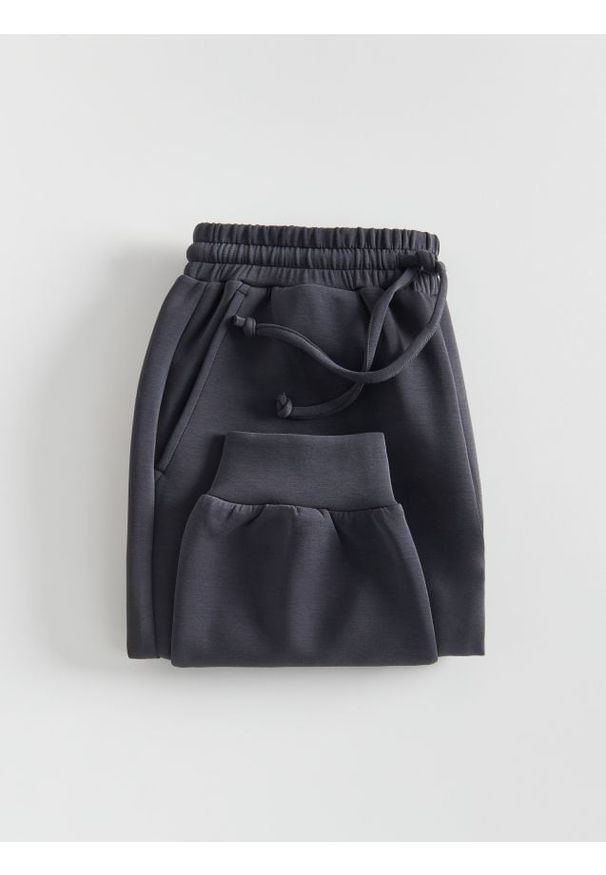 Reserved - Joggery z modalem - ciemnoszary. Kolor: szary. Materiał: dzianina